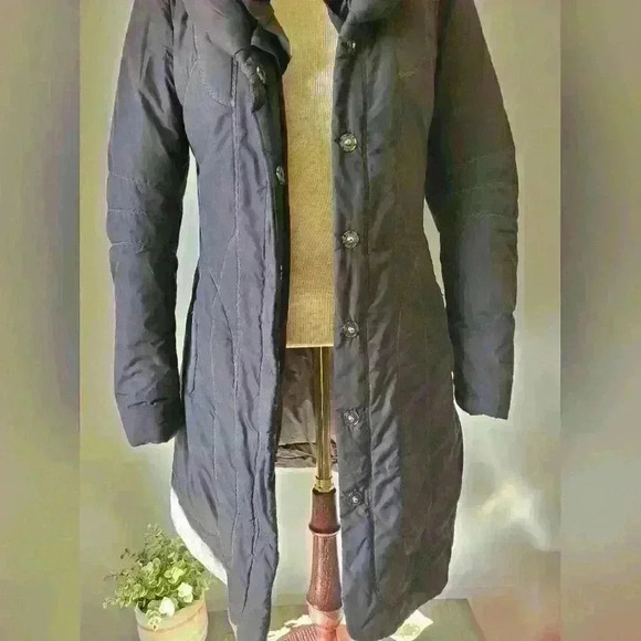 ELIE TAHARI feminine ruffled collar puffer  coat. Size small - Picture 7 of 12